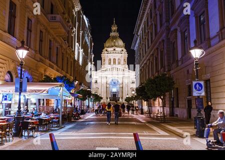 14 MAI 2018, BUDAPEST, HONGRIE : vue nocturne de la basilique Saint-Étienne Banque D'Images