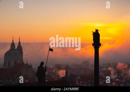 L'Église de Saint Nicolas dans la brume. Prague, République tchèque. C'est l'église baroque la plus célèbre de Prague, avec l'ancienne co jésuite Banque D'Images