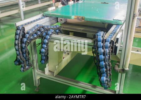 Chaîne du convoyeur arbre d'entraînement chaîne de l'usine. Mise au point souple Banque D'Images