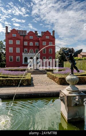 The Dutch House - l'un des rares bâtiments survivants du Kew Palace, Royal Botanic Gardens, sur les rives de la Tamise près de Richmond, Surrey, Angleterre. Banque D'Images