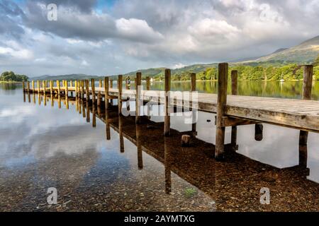 Jetée près de Monk Coniston à l'extrémité nord de Coniston Water dans le Lake District, Cumbria, Angleterre, Royaume-Uni Banque D'Images