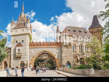 15 MAI 2018 BUDAPEST, HONGRIE: Bâtiment historique du château de Vajdahunyad avec des foules de touristes et le ciel bleu dans le parc principal de la ville Banque D'Images
