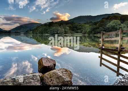 Vue tôt le matin depuis les rives du lac Grasmere. Lake District, Cumbria, Angleterre, Royaume-Uni Banque D'Images