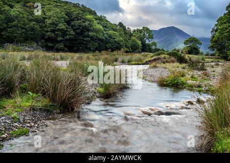 Un petit déversoir et un ruisseau allant de Crummock Water vers Buttermere, Lake District, Cumbria, Angleterre, Royaume-Uni Banque D'Images