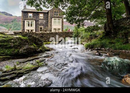 Un ruisseau qui passe devant le Bridge Hotel, situé entre le lac Buttermere et Crummock Water, Lake District National Park, Cumbria, Angleterre, Royaume-Uni Banque D'Images