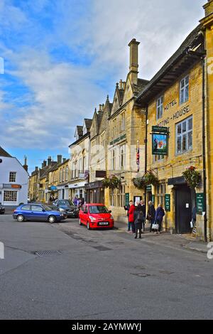 La maison publique et l'hôtel Kings Arms, est une ancienne auberge de coaching sur la place principale de Stow-on-the-Wold au coeur du quartier de Cotswold. Banque D'Images