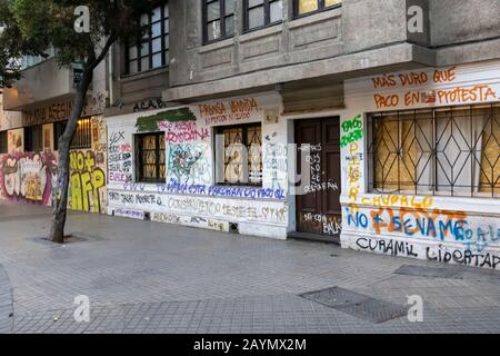 Graffitis des troubles politiques et des protestations sur un mur à Lastarria, dans le centre de Santiago, dans la région métropolitaine, dans la capitale du Chili, en Amérique du Sud Banque D'Images