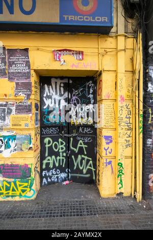 Graffiti et affiches des troubles politiques et des protestations sur un magasin fermé à Lastarria, dans le centre de Santiago, dans la région métropolitaine, capitale du Chili Banque D'Images