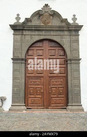 Grande porte extérieure traditionnelle en bois et arche en pierre, Plaza San Francisco, Santa Cruz de la Palma, sur l'île de la Palma, îles Canaries, Espagne Banque D'Images