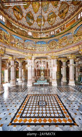 Colonnes sculptées en pierre, vue intérieure du temple de Bhandasar Jain, Bikaner, Rajasthan, Inde Banque D'Images