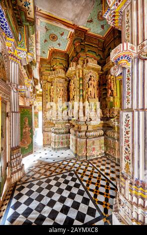 Colonnes sculptées en pierre, vue intérieure du temple de Bhandasar Jain, Bikaner, Rajasthan, Inde Banque D'Images