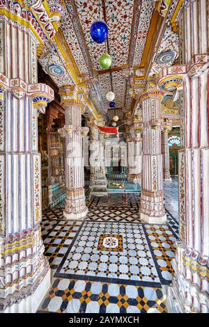 Colonnes sculptées en pierre, vue intérieure du temple de Bhandasar Jain, Bikaner, Rajasthan, Inde Banque D'Images