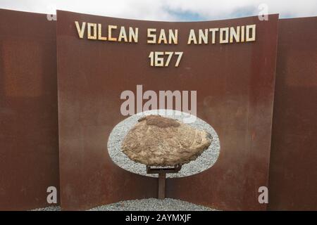 Signe et roche volcanique au centre d'accueil de Volcan san Antonio (1677), Fuencaliente de la Palma, la Palma, îles Canaries, Espagne Banque D'Images