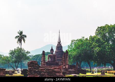 L'architecture des temples de Sukhothai. Le parc historique de Sukhothai couvre les ruines de Sukhothai. Site classé au patrimoine mondial de l'UNESCO le plus impressionnant. Thaïlande h Banque D'Images