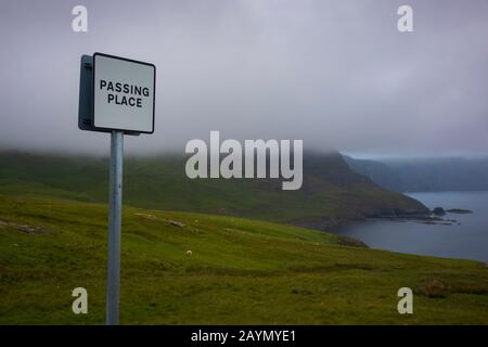 Un panneau de signalisation, situé Près du phare de Neist point, à Waterstein, Glendale, Isle of Skye, Écosse, a passé une soirée brumeuse. Banque D'Images