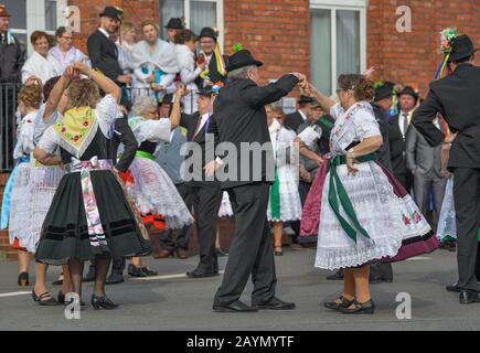 Neu Zauche, Allemagne. 15 février 2020. Les couples dans les costumes de fête sorabe-Wendish d'origine dansent dans une rue pendant le traditionnel Zabust, le carnaval. 95 couples mariés et 33 couples de jeunes ont participé au 145ème carnaval du village de Spreewald. Avec la procession du carnaval dans les villages de Lusace, l'hiver est chassé selon une vieille coutume. Crédit: Patrick Pleul/dpa-Zentralbild/ZB/dpa/Alay Live News Banque D'Images