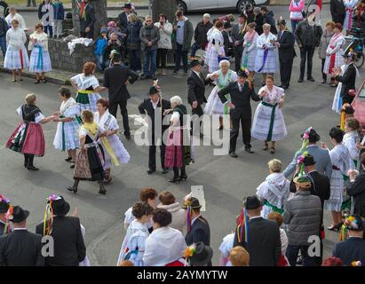 Neu Zauche, Allemagne. 15 février 2020. Les couples dans les costumes de fête sorabe-Wendish d'origine dansent dans une rue pendant le traditionnel Zabust, le carnaval. 95 couples mariés et 33 couples de jeunes ont participé au 145ème carnaval du village de Spreewald. Avec la procession du carnaval dans les villages de Lusace, l'hiver est chassé selon une vieille coutume. Crédit: Patrick Pleul/dpa-Zentralbild/ZB/dpa/Alay Live News Banque D'Images