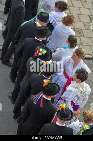 Neu Zauche, Allemagne. 15 février 2020. Les couples dans les costumes de fête sorabe-Wendish d'origine prennent part à la traditionnelle Zabust, le carnaval. 95 couples mariés et 33 couples de jeunes ont participé au 145ème carnaval du village de Spreewald. Avec la procession du carnaval dans les villages de Lusace, l'hiver est chassé selon une vieille coutume. Crédit: Patrick Pleul/dpa-Zentralbild/ZB/dpa/Alay Live News Banque D'Images