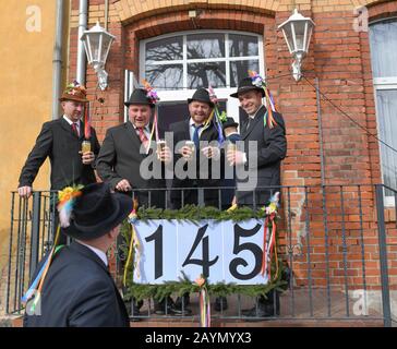 Neu Zauche, Allemagne. 15 février 2020. Les hommes prennent part au Zabust traditionnel, le carnaval. 95 couples mariés et 33 couples de jeunes ont participé au 145ème carnaval du village de Spreewald. Avec la procession du carnaval dans les villages de Lusace, l'hiver est chassé selon une vieille coutume. Crédit: Patrick Pleul/dpa-Zentralbild/ZB/dpa/Alay Live News Banque D'Images