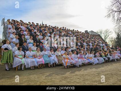 Neu Zauche, Allemagne. 15 février 2020. Couples dans les costumes de fête sorabe-Wendish originaux alignés pour une photo de groupe à la traditionnelle Zabust, le carnaval. 95 couples mariés et 33 couples de jeunes ont participé au 145ème carnaval du village de Spreewald. Avec la procession du carnaval dans les villages de Lusace, l'hiver est chassé selon une vieille coutume. Crédit: Patrick Pleul/dpa-Zentralbild/ZB/dpa/Alay Live News Banque D'Images