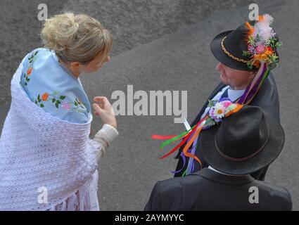 Neu Zauche, Allemagne. 15 février 2020. Les couples dans les costumes de fête sorabe-Wendish d'origine prennent part à la traditionnelle Zabust, le carnaval. 95 couples mariés et 33 couples de jeunes ont participé au 145ème carnaval du village de Spreewald. Avec la procession du carnaval dans les villages de Lusace, l'hiver est chassé selon une vieille coutume. Crédit: Patrick Pleul/dpa-Zentralbild/ZB/dpa/Alay Live News Banque D'Images