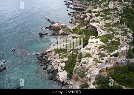 Vue aérienne de la belle plage de Falasarna Falassarna (turquoise) en Crète, Grèce. Vue de la célèbre plage de sable de paradis turquoise profond de Falasarna (Fal Banque D'Images