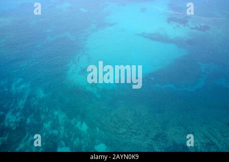 Vue aérienne de la belle plage de Falasarna Falassarna (turquoise) en Crète, Grèce. Vue de la célèbre plage de sable de paradis turquoise profond de Falasarna (Fal Banque D'Images