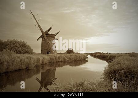 Pompe à vent du moulin Brograve sur les Norfolk Broads. Banque D'Images