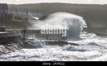 Tragumna, West Cork, Irlande, 16 Février 2020. Storm Dennis est arrivé sur la côte de West Cork en envoyant d'énormes vagues se brisant sur le mur de la mer à Tragumna, il y a un avertissement de vent orange pour le reste de la journée. Crédit Aphperspective / Alay Live News Banque D'Images