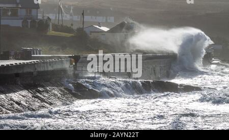 Tragumna, West Cork, Irlande, 16 Février 2020. Storm Dennis est arrivé sur la côte de West Cork en envoyant d'énormes vagues se brisant sur le mur de la mer à Tragumna, il y a un avertissement de vent orange pour le reste de la journée. Crédit Aphperspective / Alay Live News Banque D'Images