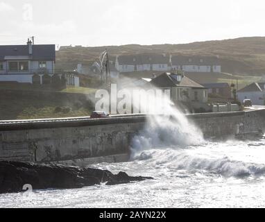 Tragumna, West Cork, Irlande, 16 Février 2020. Storm Dennis est arrivé sur la côte de West Cork en envoyant d'énormes vagues se brisant sur le mur de la mer à Tragumna, il y a un avertissement de vent orange pour le reste de la journée. Crédit Aphperspective / Alay Live News Banque D'Images