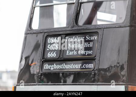 Ghostbustour vieux bus Routemaster de Londres peint noir. Ghost bus Tours a pris sa retraite de Londres bus utilisé pour le transport ésoyeux autour de la ville. Destinations torsadées Banque D'Images