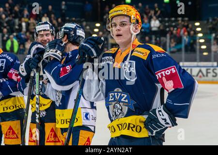 PostFinance Top Scorer Gregory Hofmann #15 (EV Zug) während dem Ligue nationale saison régulière Eishockeyspiel zwischen dem EV Zug und dem HC Fribourg-Gottéron am 15.02.2020 dans der Bossard Arena de Zug. Crédit: Spp Sport Press Photo. /Alay Live News Banque D'Images
