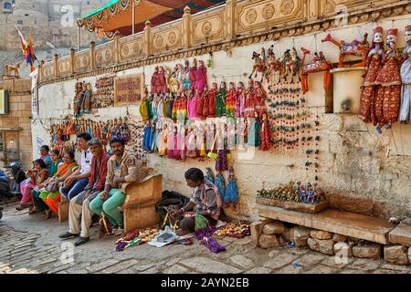 Les femmes traditionnellement habillées vendent des souvenirs dans les rues de Jaisalmer, Rajasthan, Inde Banque D'Images