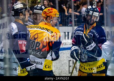 PostFinance Top Scorer Gregory Hofmann #15 (EV Zug) nach seinem zweiten Treffer während dem Ligue nationale saison régulière Eishockeyspiel zwischen dem EV Zug und dem HC Fribourg-Gottéron am 15.02.2020 in der Bossard Arena de Zug. Crédit: Spp Sport Press Photo. /Alay Live News Banque D'Images