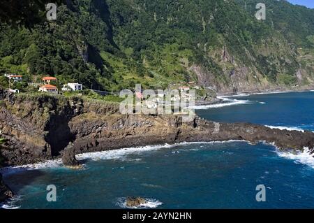 Vue panoramique sur la côte de Seixal à Madère (Portugal, Europe) Banque D'Images