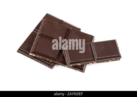 Barres de chocolat noires et texturées avec noix d'amande, isolées sur fond blanc avec chemin de découpe Banque D'Images
