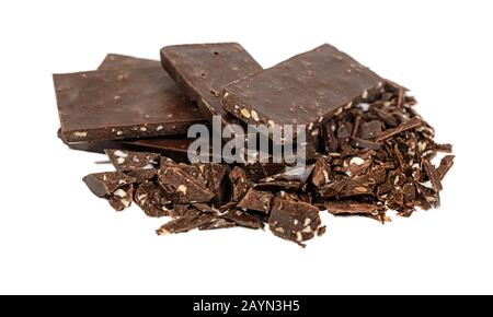 Pièces de chocolat craquées cassées isolées sur fond blanc Banque D'Images