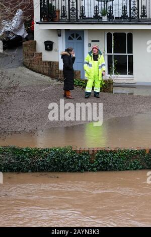 Hereford, Herefordshire, Royaume-Uni - Dimanche 16 février 2020 - le personnel de l'Agence Environnement parle aux résidents comme des inondations d'eau de la rivière Wye aux propriétés à côté de la rivière dans le centre-ville. La rivière Wye devrait culminer au début du lundi matin après de graves précipitations dans le Herefordshire et le Pays de Galles. Photo Steven May / Alay Live News Banque D'Images