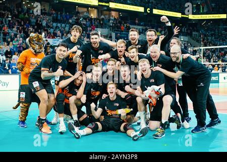 Mannheim, Allemagne. 16 février 2020. Volley-ball, hommes: DVV Cup, final, SWD-Powervollleys Düren - Berlin Volleys, SAP-Arena. L'équipe de Berlin est heureuse de la victoire. Crédit: Uwe Anspach/Dpa/Alay Live News Banque D'Images