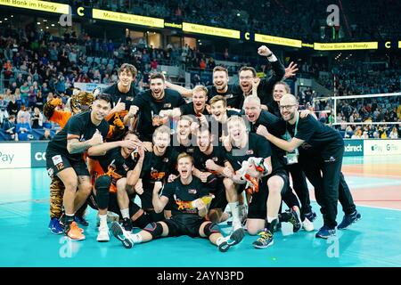 Mannheim, Allemagne. 16 février 2020. Volley-ball, hommes: DVV Cup, final, SWD-Powervollleys Düren - Berlin Volleys, SAP-Arena. L'équipe de Berlin est heureuse de la victoire. Crédit: Uwe Anspach/Dpa/Alay Live News Banque D'Images