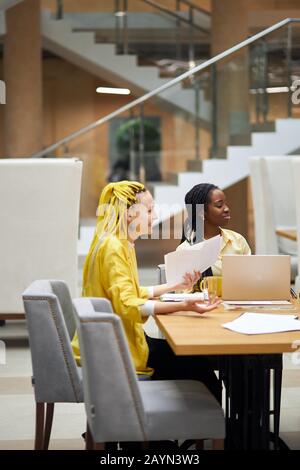 femme d'affaires dans les dads jaunes appréciant son travail, gros plan photo vue latérale. femme a été félicitée par son cheff, le sentiment positif et l'émotion, happine Banque D'Images