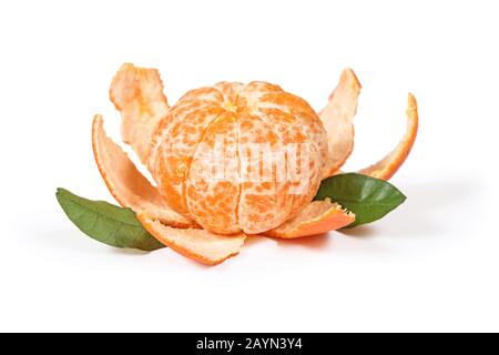 Mandarine pelée ou fruit de mandarine isolé sur fond blanc avec chemin de découpe Banque D'Images