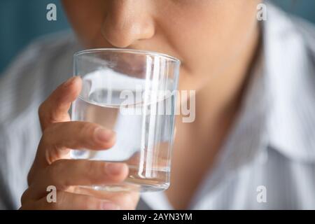 Jeune femme buvant de l'eau minérale pure à partir de verre Banque D'Images