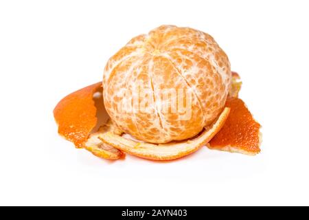 Mandarine pelée ou fruit de mandarine isolé sur fond blanc avec chemin de découpe Banque D'Images