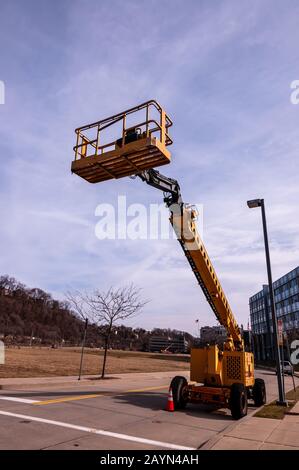 Un ascenseur avec le godet levé stationné sur Technology Drive dans le quartier Glen Hazel de la ville, Pittsburgh, Pennsylvanie, États-Unis Banque D'Images