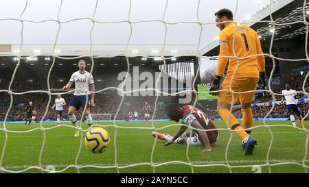 Tottenham Hotspur's Toby Alderweireld (à gauche) marque son propre but lors du match de la Premier League à Villa Park, Birmingham. Banque D'Images