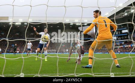 Tottenham Hotspur's Toby Alderweireld (à gauche) marque son propre but lors du match de la Premier League à Villa Park, Birmingham. Banque D'Images