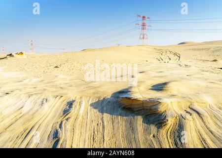 Lignes de transmission haute tension à Abu Dhabi desert Banque D'Images