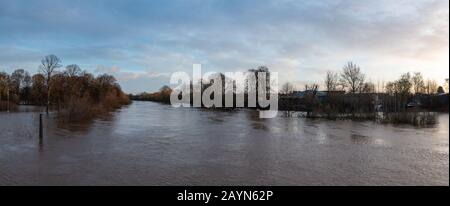 Météo au Royaume-Uni. Photo panoramique prise tôt le matin du pont Millennium à York montrant les deux côtés sous l'eau. Février 2020. Banque D'Images